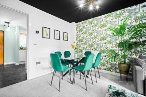 Manchester 2 Bed House with Garden - Sleeps 7 - Salford - FREE PARKING - 3 Double Beds & 1 Single - FREE NETFLIX & Ultra Fast WIFI - 6 min to City Centre, Close to Trafford Centre, Etihad Stadium, Man